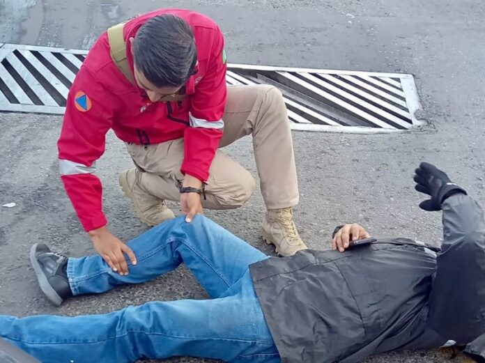 Auxilia Protección Civil de Huamantla a Motociclista que Sufrió Derrape - AlternativaTlx