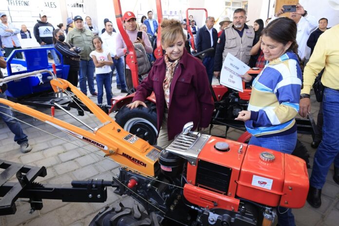 Benefició Gobernadora al Sector Campesino con Mochilas Aspersoras y Equipo de Riego - AlternativaTlx