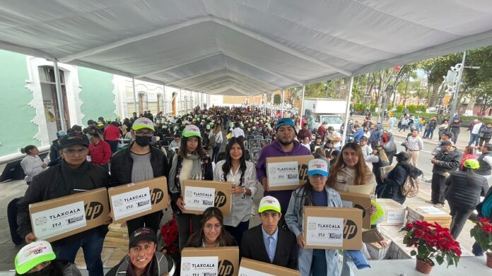 Entregó Instituto Tlaxcalteca de la Juventud Laptops a Universitarios. - AlternativaTlx