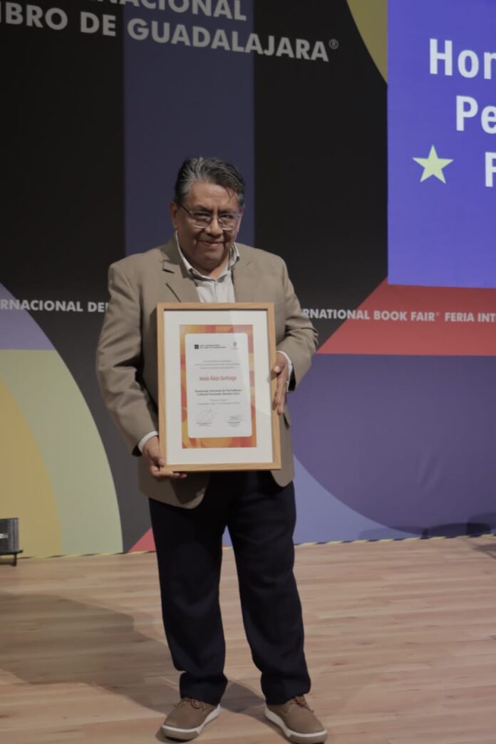 Jesús Alejo Santiago Recibe el Homenaje Nacional de Periodismo Cultural Fernando Benítez 2023, en la FIL Guadalajara.- AlternativaTlx