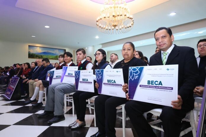 Reciben Alumnos y Docentes del Conalep Becas - AlternativaTlx