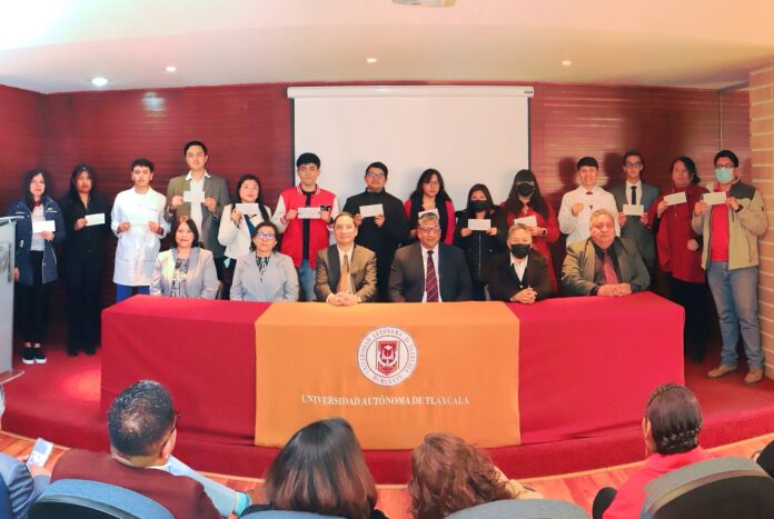 Entrega UATx Estímulos Económicos a Estudiantes - AlternativaTlx