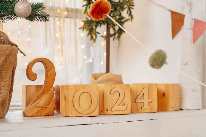 Wooden cubes year 2024 on decorated windowsill close up Perspectivas Económicas para el 2024 - AlternativaTlx