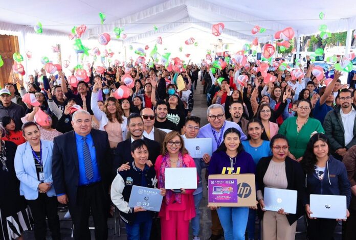 Entrega Gobernadora Laptops a Universitarios Con Buen Desempeño Escolar -AlternativaTlx Entrega Gobernadora Laptops a Universitarios Con Buen Desempeño Escolar -AlternativaTlx