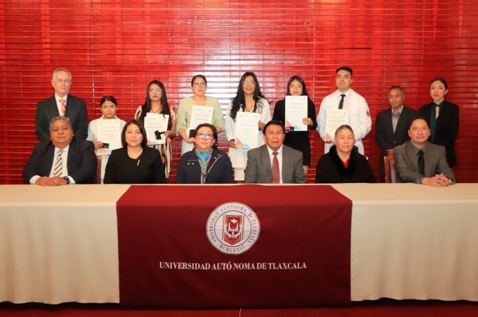 Obtienen Estudiantes de la UATx Premio CENEVAL al Desempeño de Excelencia - AlternativaTlx
