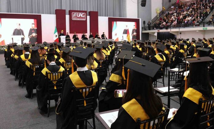 Padrino Invita a Graduados a Ejercer con Etica la Profesión Médica -AlternativaTlx