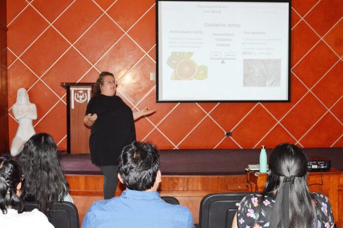 Hablaron en la UATx de las Aves a los Humanos en la Academia -AlternativaTlx