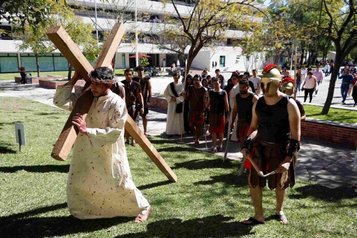 Representan Pasión y Muerte de Jesucristo en la UAG -AlternativaTlx