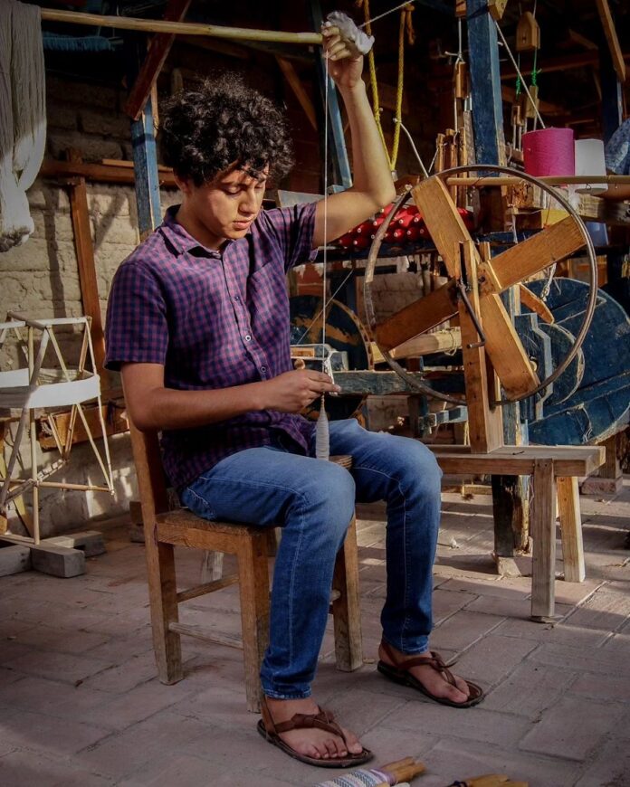 Rodrigo Hernández, Joven Artesano que Teje con Innovación, Herencia de Técnicas y Sabiduría Comunitaria -AlternativaTlx