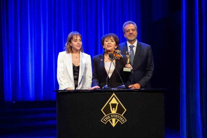 Egresada de la UAG Recibe el Premio como Mujer del Año -AlternativaTlx