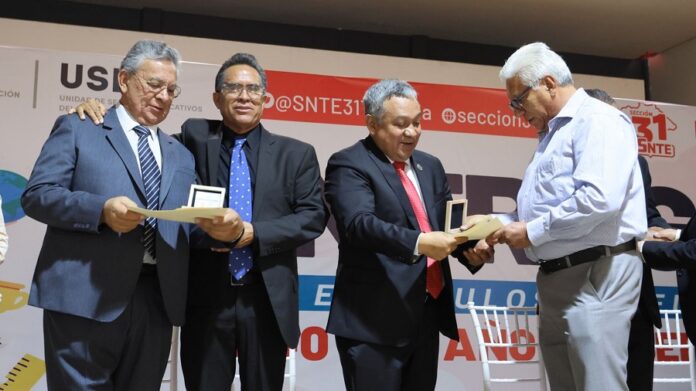 Entrega Gobierno del Estado Reconocimientos a Maestros Tlaxcaltecas de la Sección 31 del SNTE -AlternativaTlx