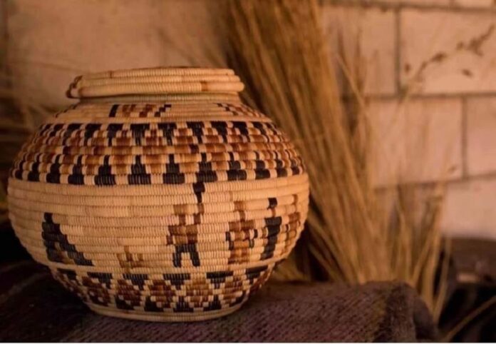 La Artesana Aurelia Ojeda Mantiene Viva la Tradición del Tejido de Fibras Semiduras, como el Junco y el Sauce, en Ensenada -AlternativaTlx