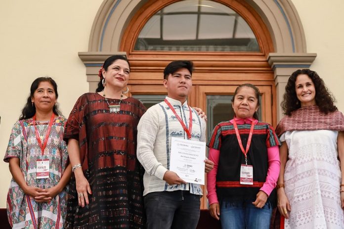 El Fonart Premia a Artistas Ganadores del XII Concurso Nacional de Textiles 2024, en el Castillo de Chapultepec -AlternativaTlx