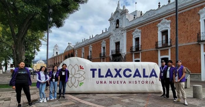 Embajadores Turísticos Brindan Atención a Turistas Durante Torneo de Voleibol de Playa -AlternativaTlx