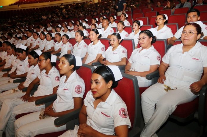 Graduó UATx a Estudiantes de Enfermería y Obstetricia - AlternativaTlx