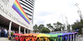 Issste, Primera Institución Pública en Desplegar Bandera Humana del Orgullo LGBTTTIQ+ -AlternativaTlx