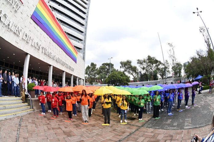 Issste, Primera Institución Pública en Desplegar Bandera Humana del Orgullo LGBTTTIQ+ -AlternativaTlx