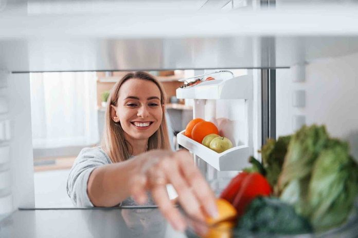 Happy woman taking vegetable from the fridge. Cinco Recomendaciones para la Inocuidad Alimentaria -AlternativaTlx