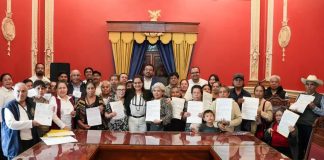 Entrega Fernanda Espinosa de los Monteros Resoluciones de Aclaraciones Gratuitas de Actas de Nacimiento a Adultos Mayores -AlternativaTlx