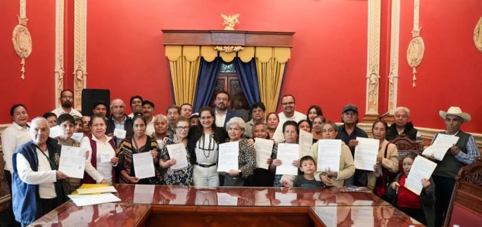 Entrega Fernanda Espinosa de los Monteros Resoluciones de Aclaraciones Gratuitas de Actas de Nacimiento a Adultos Mayores -AlternativaTlx