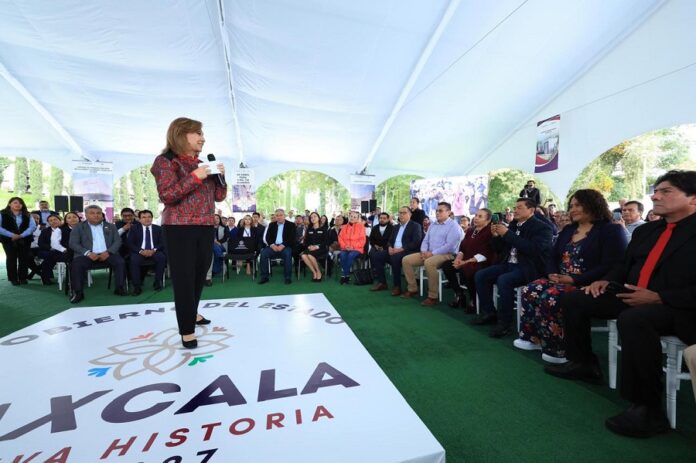 Entrega Gobernadora Lorena Cuéllar 33 Vehículos a Trabajadores de la Educación -AlternativaTlx