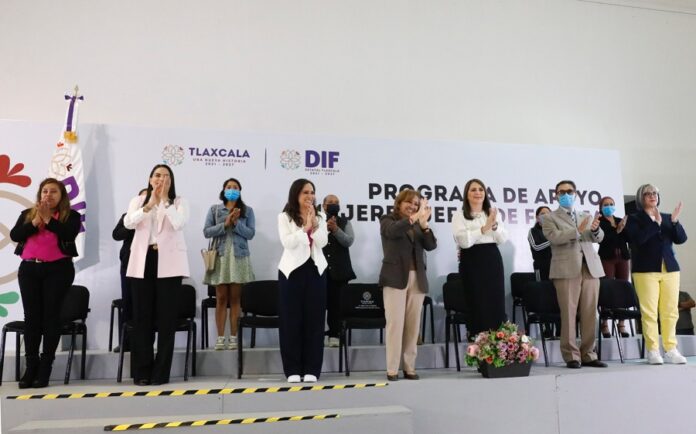 Entregan Gobierno y SEDIF Paquetes de Emprendimiento a Mujeres Jefas de Familia -AlternativaTlx