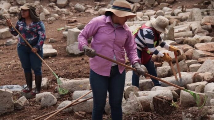 Mujeres del Municipio de Santa Elena, Yucatán, Participaron en Labores del Promeza en la Zona Arqueológica de Uxmal -AlternativaTlx