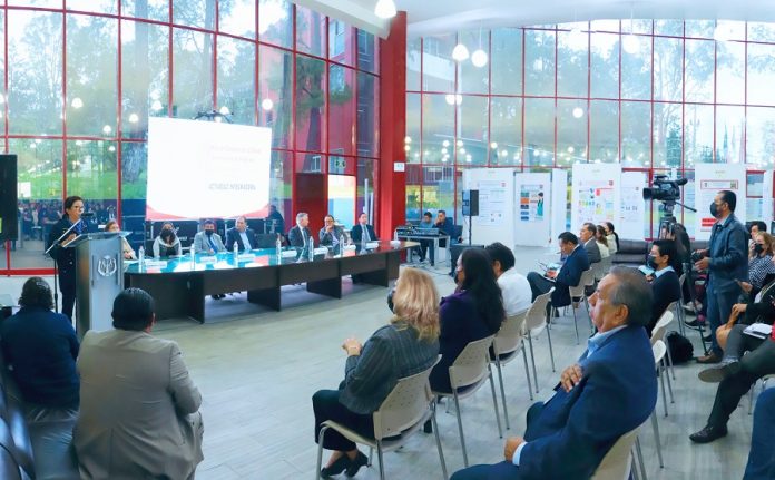 Presentan Estudiantes de la UATx Carteles de Proyectos de Investigación - AlternativaTlx