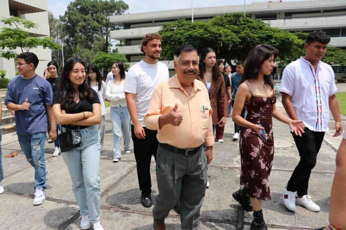 A sus 74 años, Viene de Intercambio Académico a la UAG -AlternativaTlx