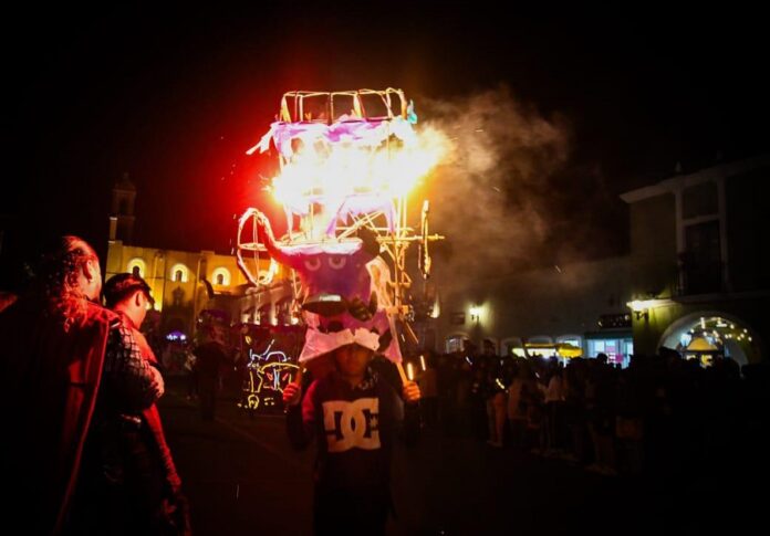 Las Calles de Huamantla se Transforman en un Colorido Festival Durante el Desfile de Burladeros -AlternativaTlx