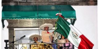 En el edificio de Presidencia Municipal, David Vega Terrazas Alcalde de Yauhquemehcan, Lanzó la Arenga del Grito de Independencia e Hizo Sonar la Campana Tres Veces. -AlternativaTlx