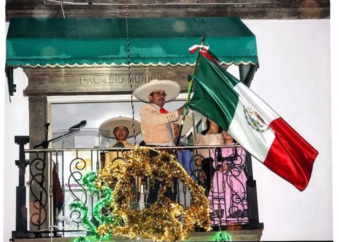 En el edificio de Presidencia Municipal, David Vega Terrazas Alcalde de Yauhquemehcan, Lanzó la Arenga del Grito de Independencia e Hizo Sonar la Campana Tres Veces. -AlternativaTlx