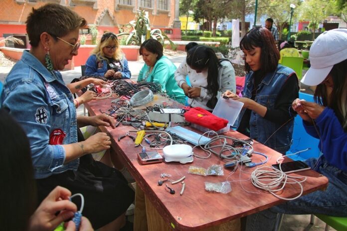 La Colmena Invita a Reflexionar Sobre el Consumo de la Moda, Reparando Prendas y Acompañados de Té -AlternativaTlx