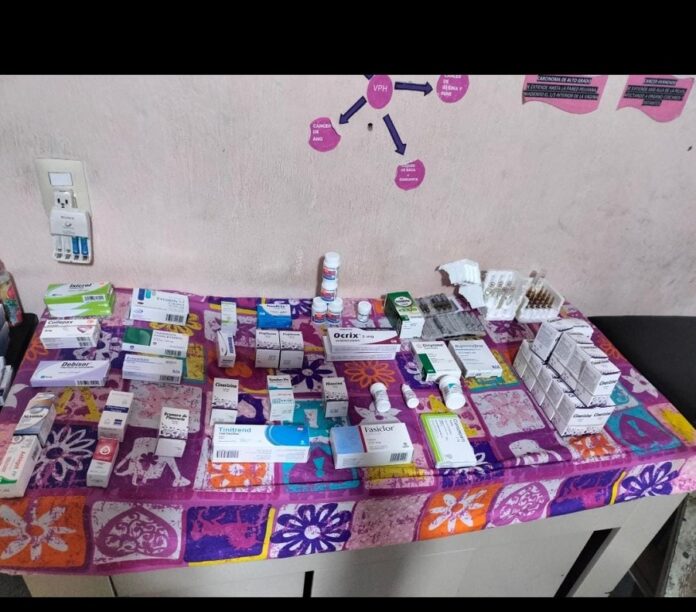 PRESENTA COEPRIST CINCO DENUNCIAS ANTE LA FISCALÍA DEL ESTADO POR USO DE MEDICAMENTOS DEL SECTOR SALUD EN UNIDADES MÉDICAS PRIVADAS *También notificó a la Contraloría Interna del OPD Salud de Tlaxcala para realizar la trazabilidad de origen del medicamento e insumos asegurados en los establecimientos A fin de combatir la corrupción y sancionar el desvío de recursos públicos, la titular de la Comisión Estatal para la Protección Contra Riesgos Sanitarios de Tlaxcala (Coeprist), Mónica Yazmín Jiménez Gutiérrez, informó que interpuso cinco denuncias en la Fiscalía General de Justicia del Estado (FGJE) contra cinco Clínicas Dentales, Médicas, Podológicas y un Hospital Privado por incurrir en posible delito por el uso y comercialización al público de insumos para la salud, material de curación y medicinas “Propiedad del Sector Salud”, que fueron encontrados en dichos establecimientos. A través de las verificaciones y visitas cotidianas que realiza en la entidad para proteger a la población contra posibles riesgos sanitarios, y de acuerdo a las facultades que le otorga la Ley General de Salud, Ley de Salud para el Estado de Tlaxcala y reglamentos correspondientes, los verificadores de la institución se encontraron mil 420 medicamentos caducos y mil 88 medicamentos e insumos gratuitos con la leyenda “Propiedad del Sector Salud”, que son exclusivos de las Unidades Médicas y Hospitales públicos. Indicó que, ante estas anomalías y posibles delitos, y con base en la política de cero tolerancia a la corrupción y desvío de recursos públicos en el gobierno del estado, el área jurídica de la Coeprist realizó las denuncias correspondientes con fundamento en el artículo 34 del Reglamento de Insumos para la Salud, mismas que fueron radicadas con los folios FG-A/TLAX-1227/2024, FG-A/SPM-188/2024, FG-A/SPM-187/2024 y FG-A/TLAX-1/226/2024, para que la autoridad competente haga las investigaciones y sancione, conforme a las leyes vigentes, a los responsables. Lo anterior, toda vez que “no podrá venderse al público los medicamentos presentados como muestra médica, original de obsequio y los destinados para uso exclusivo de las instituciones públicas de salud y de seguridad social”, de acuerdo a los que establece el Reglamento de Insumos para la Salud. Jiménez Gutiérrez dijo que, en consecuencia, se procedió a asegurar los medicamentos e insumos como cemento dental, blanqueador dental, anestésico, lubricante, tiras reactivas de glucosa, gasas y jeringas, resina, antiséptico, antihistamínico, antibiótico y paracetamol, abatelenguas, agujas dentales, suturas, hojas de bisturí, guantes de exploración, antihemetico, antiinflamatorio y anticonvulsivo. También, sutura, detergente para instrumental, solución antiséptica, detergente de enzima, antimicótico, fungicida y germicida, torundas de algodón, epinefrina, antiespasmódico, anti hiperglucemiantes, diurético, antiséptico, antihipertensivo, guante estéril, gasas estériles, antidepresivo, vitamina D, diurético, glicerina, analgésico, solución glucosada, seda, equipo de venoclisis, antipiréticos, antiparasitarios, antibióticos, adrenérgicos, ansiolíticos, antidiarreicos, antisépticos, antifúngicos, vitaminas, soluciones inyectables, antiasmáticos, antivertiginoso, neurolépticos, lubricante, lubricante ocular y glucocorticoide, entre otros. Todos los medicamentos caducos, así como material de curación y medicamentos “Propiedad del Sector Salud”, fueron asegurados por el personal de la Coeprist, debidamente etiquetados y se notificó a la Contraloría Interna del OPD Salud de Tlaxcala para realizar la trazabilidad de origen del medicamento o insumos asegurados. La comisionada de la Coeprist exhortó a la población en general, así como a médicos y clínicas, que denuncien a las personas que vendan insumos para la salud, material de curación y medicinas del Sector Salud que cuentan con la leyenda “Propiedad del Sector Salud” al número de teléfono 2463272981, al correo electrónico coeprist@saludtlax.gob.mx y ante la Secretaría de la Función Pública.