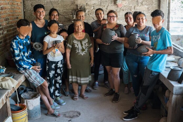 Brenda Gutiérrez y Adela García, Diseñadora y Artesana, Juntas por el Rescate de la Alfarería Tradicional de Paticajo, Minatitlán -AlternativaTlx