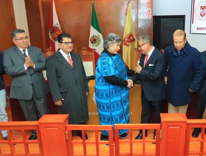 Rector de la UATx da la Bienvenida a Beatriz Paredes como Catedrática Universitaria - AlternativaTlx