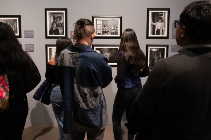 El Fotógrafo Barry Domínguez Invita a Enamorarse de la Literatura Femenina a través de sus Retratos -AlternativaTlx