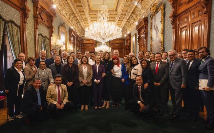 En Palacio Nacional, mandatarios de la 4T acordaron reforzar este modelo de salud