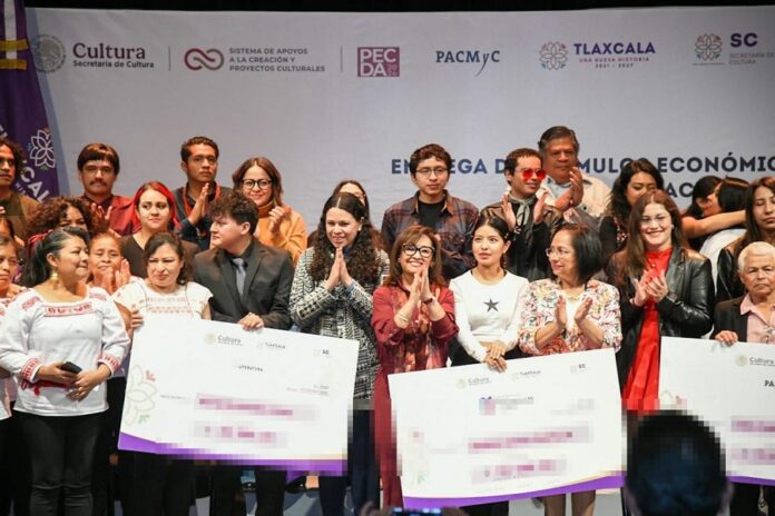Entrega Gobernadora Estímulos Económicos a Creadores y Artistas -AlternativaTlx