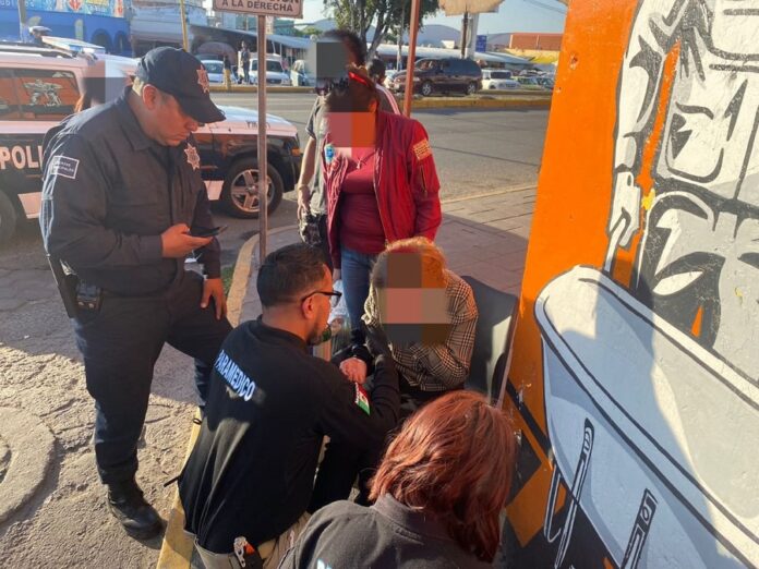 Mujer de la Tercera Edad Recibe Atención Médica tras Desvanecerse, en Zacatelco -AlternativaTlx