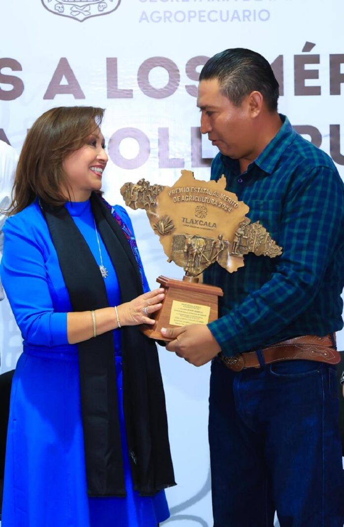 Reconoce Gobernadora a Agricultores, Ganaderos y Productores con Entrega de Premio -AlternativaTlx