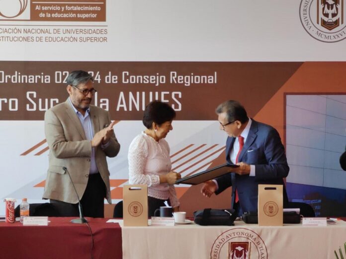 Rector de la UATx Recibe Reconocimiento por su Liderazgo en la Región Centro-Sur de ANUIES -AlternativaTlx