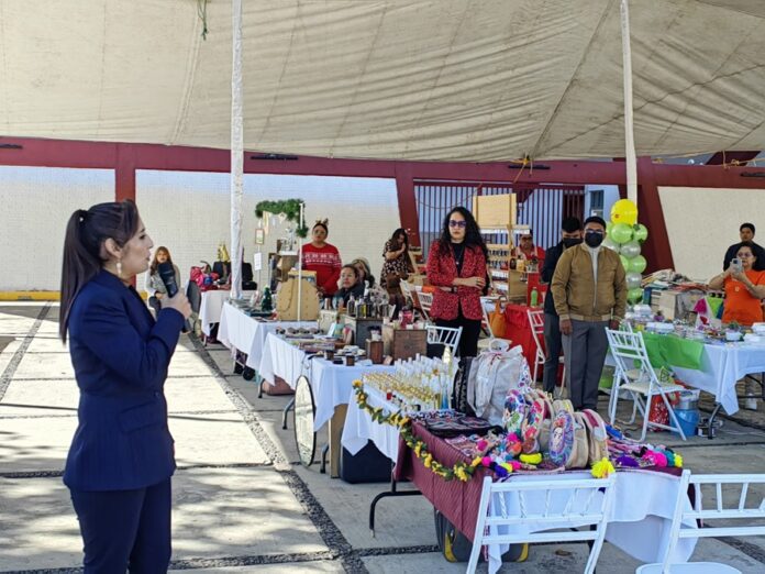 Estudiantes de la UATx y Artesanos Ofrecen sus Productos en la “Feria del Emprendimiento” - AlternativaTlx