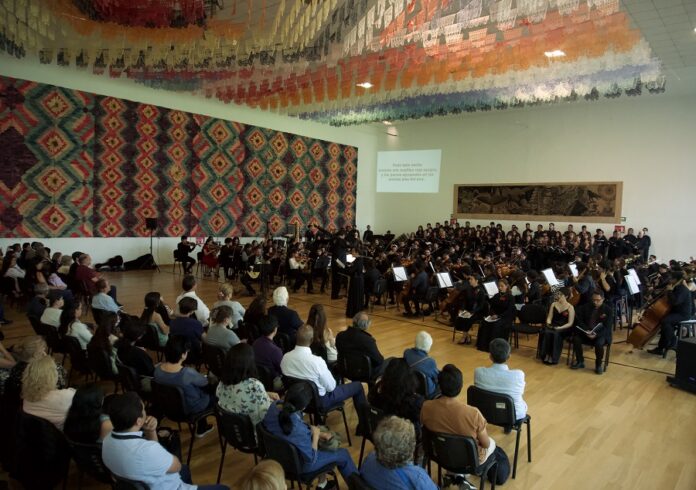 La Orquesta Escuela Carlos Chávez Ofrece una Fiesta Decembrina con Obras de Respihghi, Bernstein y Anderson -AlternativaTlx