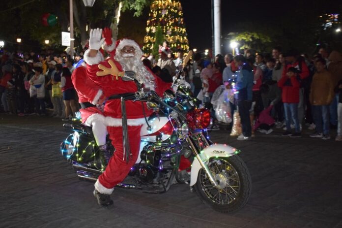Zacatelco se Iluminó con el Desfile Navideño 
