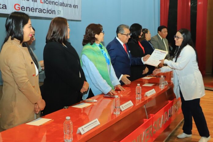Entrega Rector de la UATx Constancia de Estudios a 113 Egresados de Cirujano Dentista - AlternativaTlx