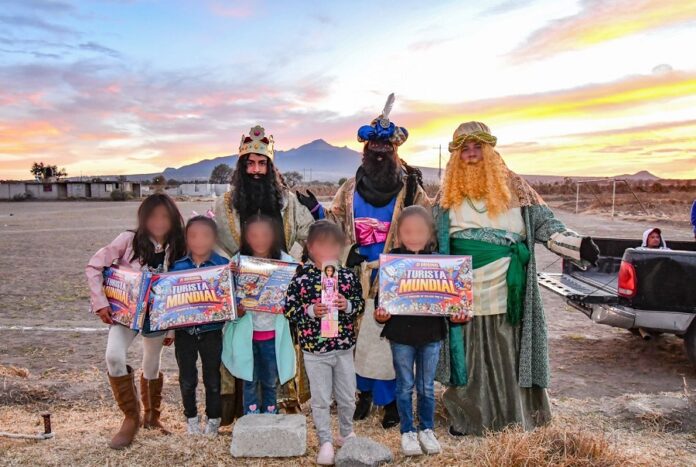 Niñas y Niños de 25 Comunidades Recibieron ya la Magia de los Reyes Magos Acompañados de Chava Santos -AlternativaTlx