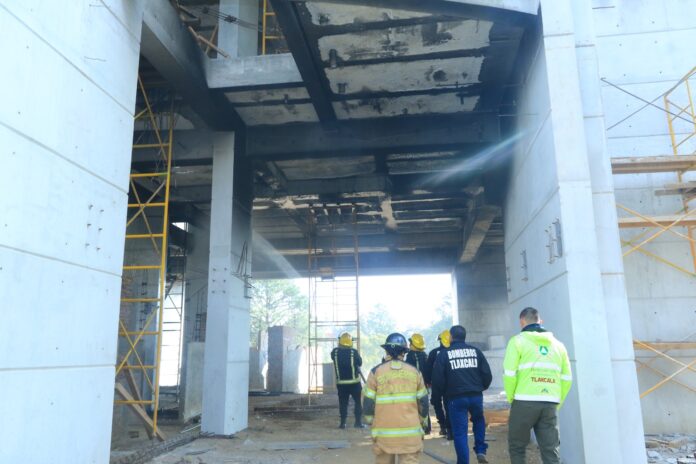 Se Registra Conato de Incendio en Planta Baja de la Construcción de la Torre de Rectoría - AlternativaTlx