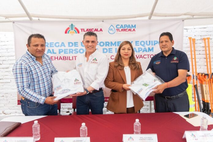 Entrega Alfonso Sánchez Uniformes y Herramientas a la Base Trabajadora de CAPAM- AlternativaTlx