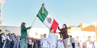 Estudiantes de Huamantla Reciben “Baño de Bandera” en el Día del Lábaro Patrio- AlternativaTlx